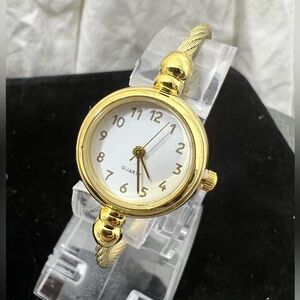 Quartz Ladys Watch Has A White Face & A Cable Wrist Holder 18kt. Gold Plating